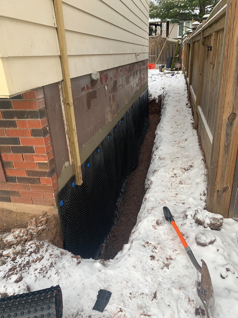 Waterproofing with weeping drainage